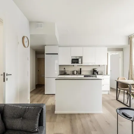 Kotimaailma - Tilava Parvekkeellinen Kolmio Apartment