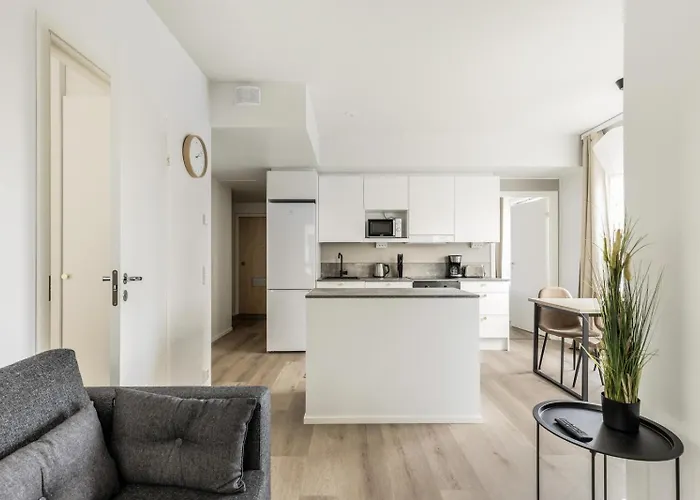 Kotimaailma - Tilava Parvekkeellinen Kolmio Apartamento